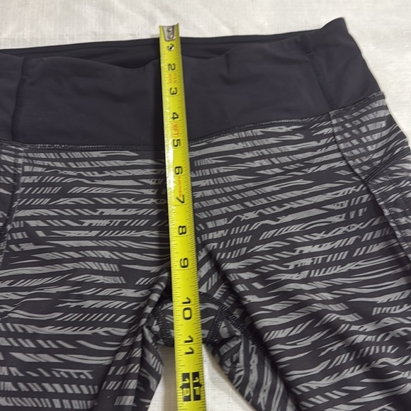 (L2) Lululemon Black and Gray Printed Short Leggings, Size 6 - Picture 10 of 13